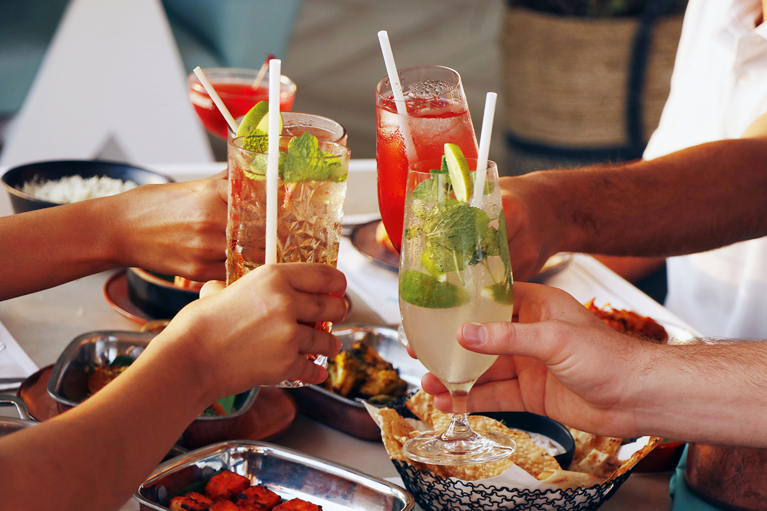 Entspanne am Abend bei einem kreativen Cocktail in Steffi's Lieblingsplätzle. Anstossen mit Freunden.
